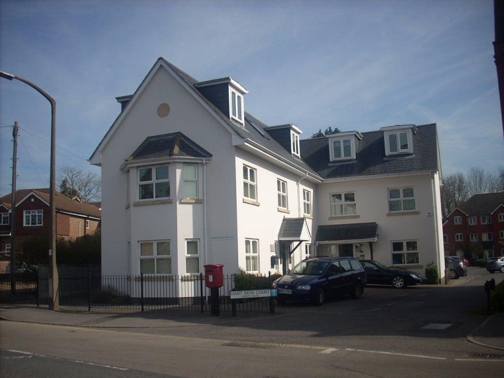 Bridge Rd, Bagshot à louer Photo du bâtiment- Image 1 de 8