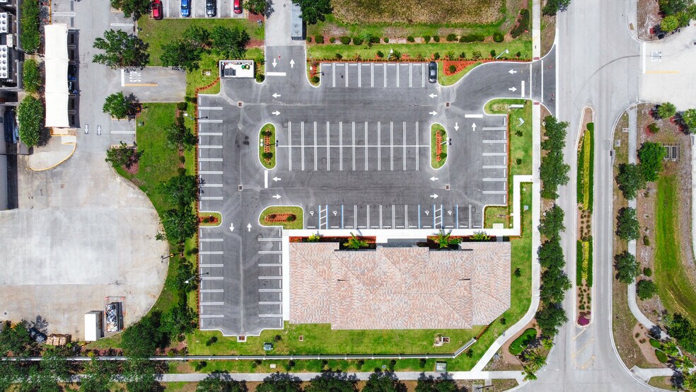 1380 SW Import Dr, Port Saint Lucie, FL à louer - Photo du bâtiment - Image 3 de 9