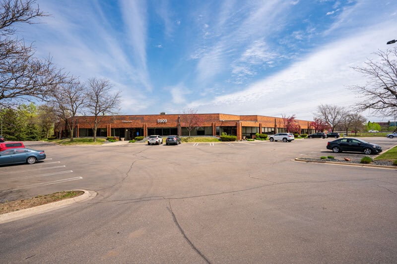 5909 Baker Rd, Minnetonka, MN à louer - Photo du bâtiment - Image 2 de 10