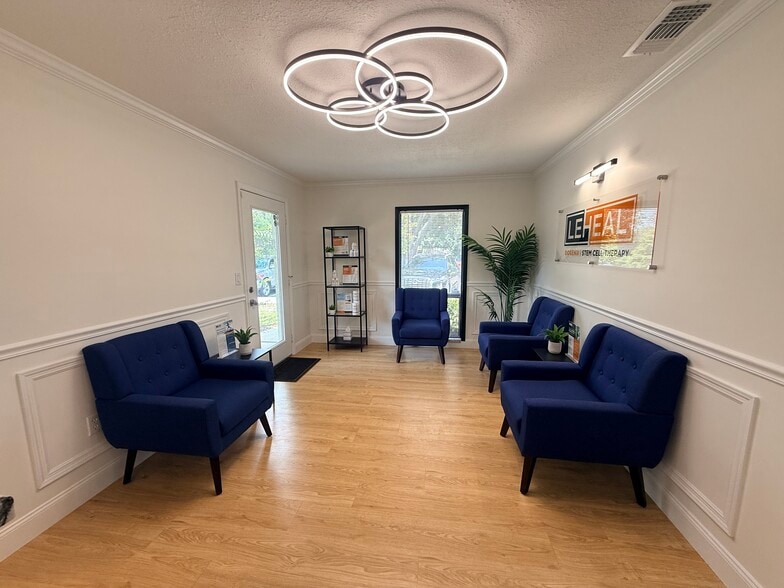 156 Whitaker Rd, Lutz, FL à louer - Photo du bâtiment - Image 3 de 19