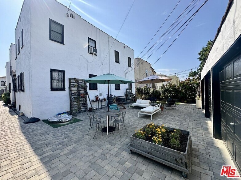 337 N Spaulding Ave, Los Angeles, CA à vendre - Photo du bâtiment - Image 2 de 8