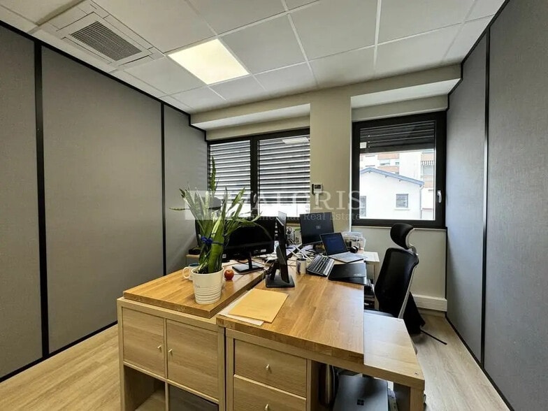 Office in Villeurbanne for lease - Interior Photo - Image 2 of 13