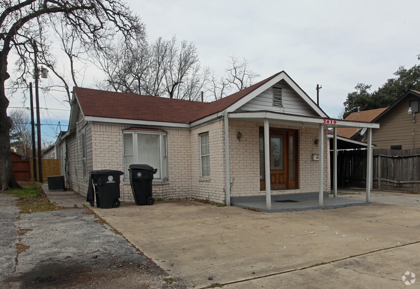 2615- 2619 North Fwy portfolio of 3 properties for sale on LoopNet.ca - Primary Photo - Image 1 of 7