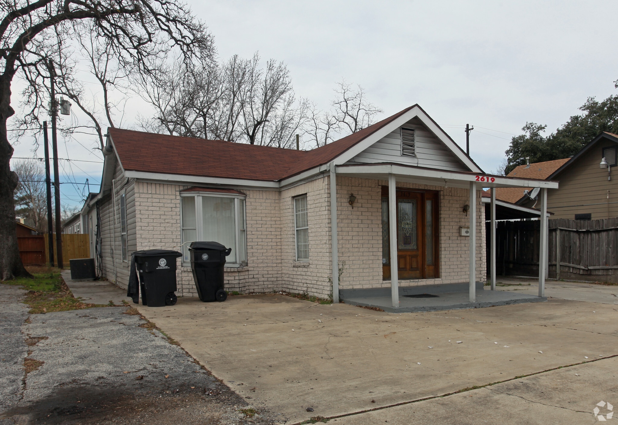 2615- 2619 North Fwy portfolio of 3 properties for sale on LoopNet.ca Primary Photo- Image 1 of 8