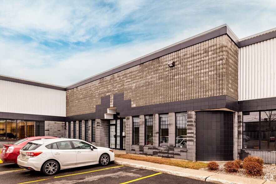 5550-5750 Boul Thimens, Saint-Laurent, QC à louer - Photo du bâtiment - Image 3 de 5
