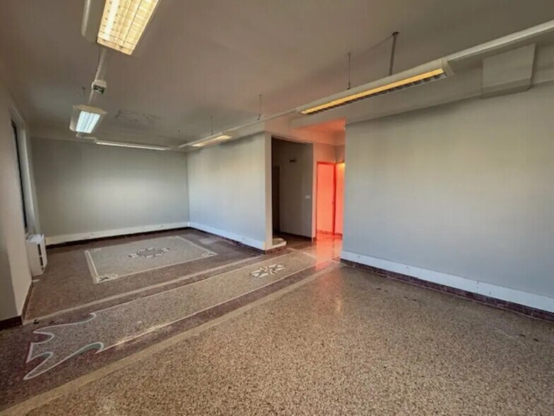 Retail in Carpentras for lease - Interior Photo - Image 3 of 10