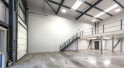 933-936 Yeovil Rd, Slough for lease Interior Photo- Image 2 of 2