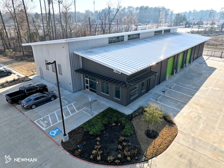 1613 N Loop 336 E, Conroe, TX à vendre - Photo du bâtiment - Image 2 de 9