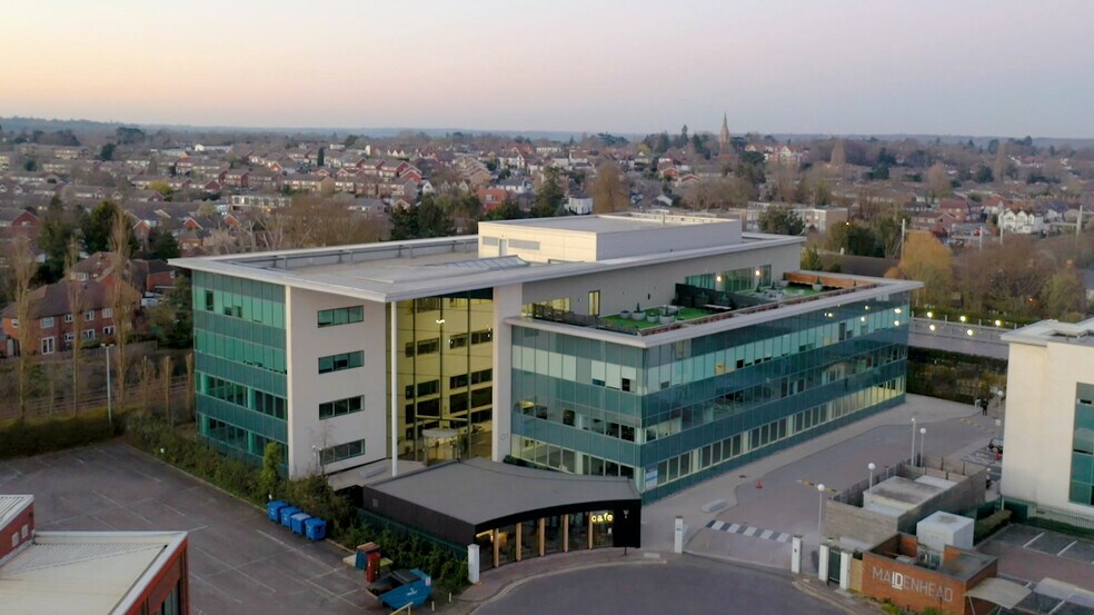 60 Norden Rd, Maidenhead à louer - Vidéo aérienne - Image 2 de 14