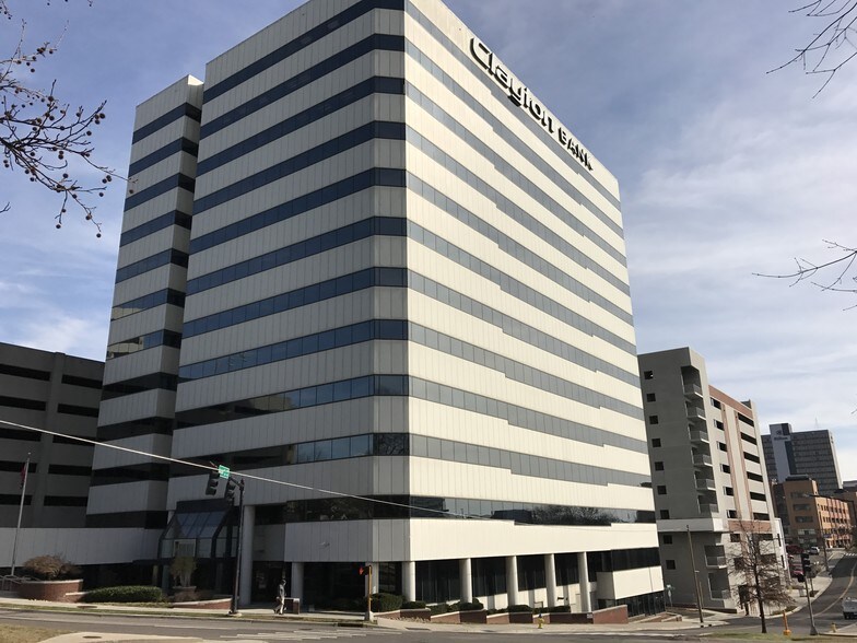 520 W Summit Hill Dr, Knoxville, TN à louer - Photo principale - Image 1 de 13