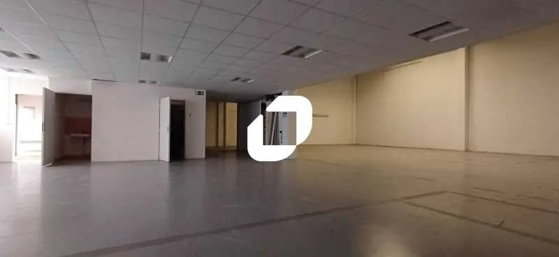 Flex in Poissy for lease - Interior Photo - Image 3 of 5