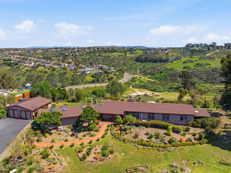 1355 Rainbow Ridge Ln, Encinitas, CA à vendre - Photo du bâtiment - Image 2 de 13
