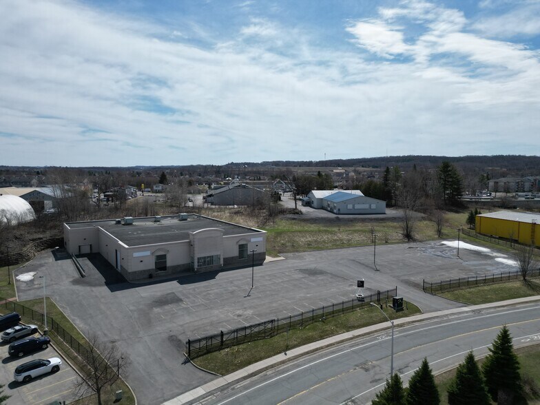 2747 Chamberland St, Rockland, ON à louer - Photo du bâtiment - Image 3 de 25