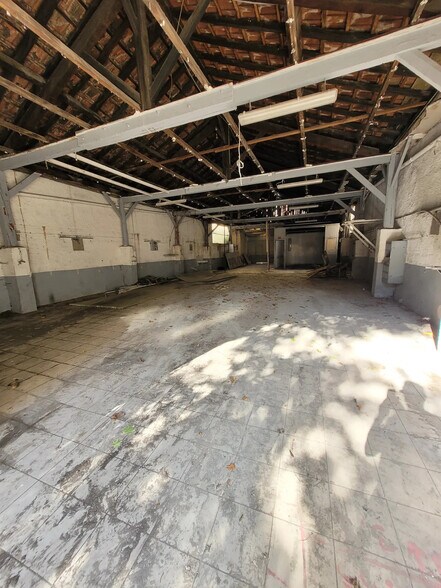 Industrial in Lyon for lease - Building Photo - Image 2 of 2