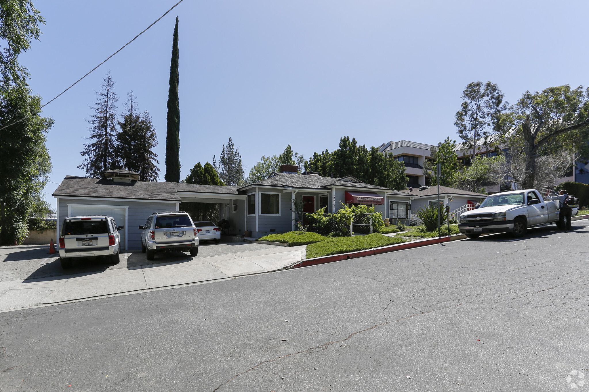 22157 Clarendon St, Woodland Hills, CA for sale Primary Photo- Image 1 of 1