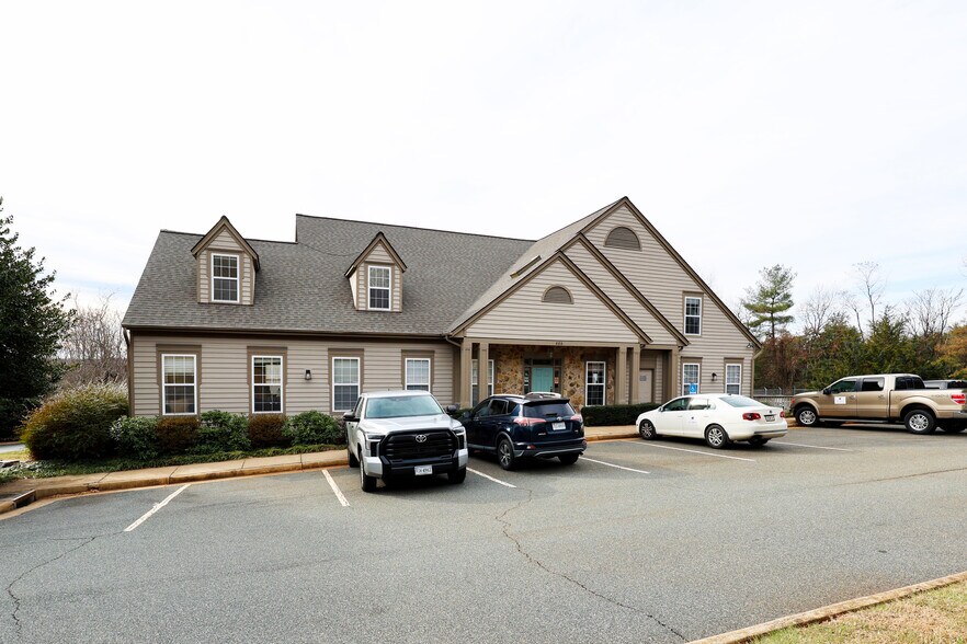 660 Hunters Pl, Charlottesville, VA à louer - Photo du bâtiment - Image 2 de 5