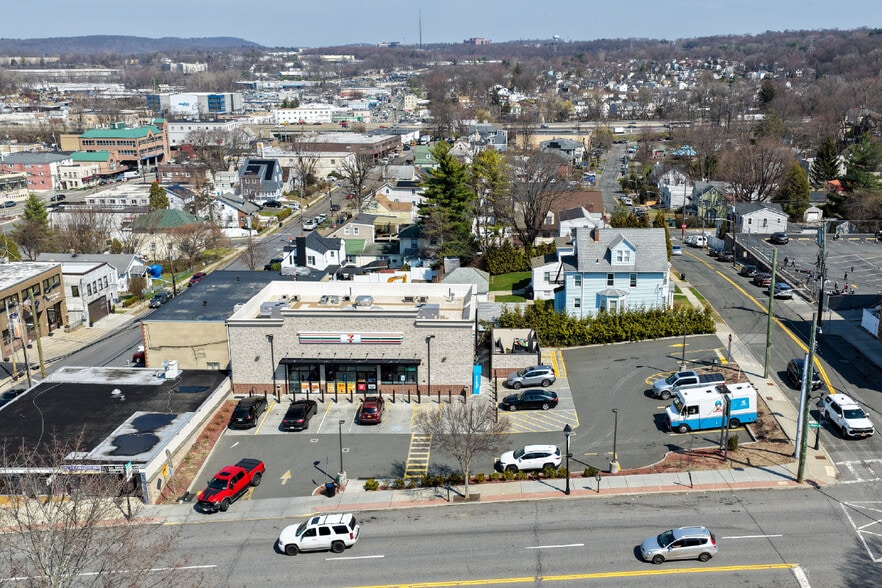 37 E Main St, Elmsford, NY à vendre - Photo du bâtiment - Image 3 de 4