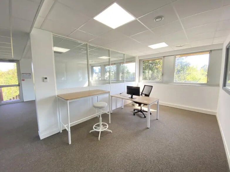7 Rue Maryse Bastié, Bron for lease - Interior Photo - Image 2 of 6