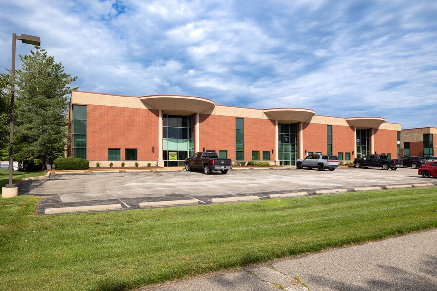 632-636 Trade Center Blvd, Chesterfield, MO for sale - Building Photo - Image 3 of 10