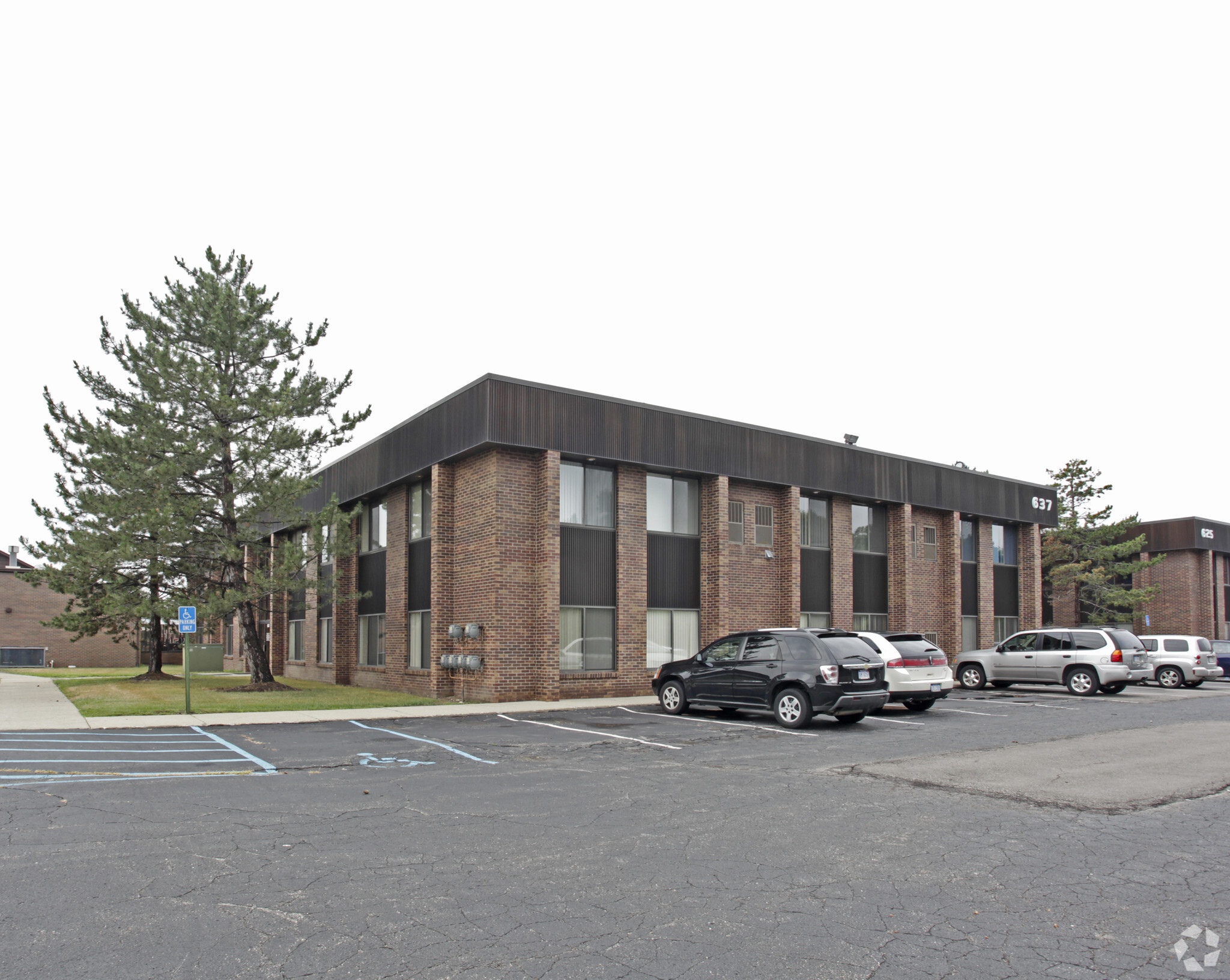 637 E Big Beaver Rd, Troy, MI for lease Primary Photo- Image 1 of 4