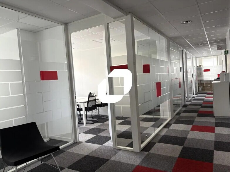 Office in Lezennes for lease - Building Photo - Image 1 of 15