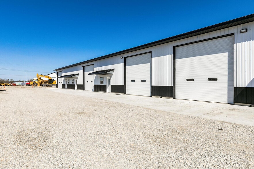 31 Dale Lee Dr, Palo, IA for lease - Primary Photo - Image 1 of 6