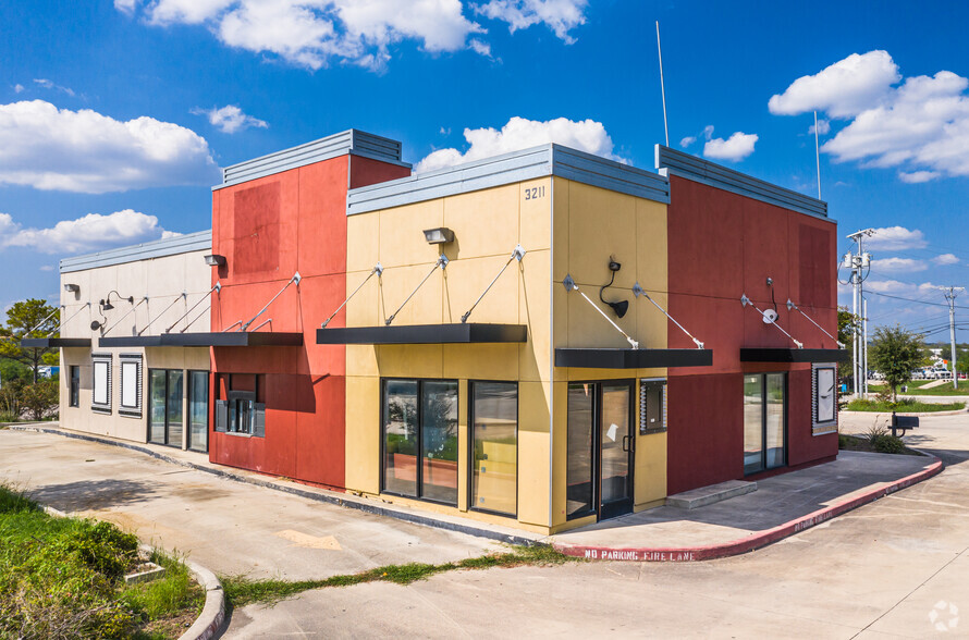 3211 Commercial Cir, New Braunfels, TX à vendre - Photo principale - Image 1 de 3