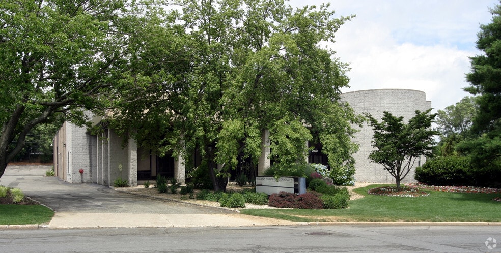 230-240 Crossways Park Dr, Woodbury, NY for lease - Building Photo - Image 2 of 5