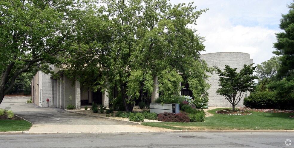 230-240 Crossways Park Dr, Woodbury, NY à louer - Photo du bâtiment - Image 2 de 5