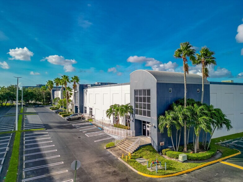 7620 NW 25th St, Miami, FL à louer - Photo du bâtiment - Image 2 de 26
