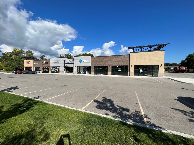 16001-16071 15 Mile Rd Rd, Clinton Township, MI for lease - Building Photo - Image 1 of 4