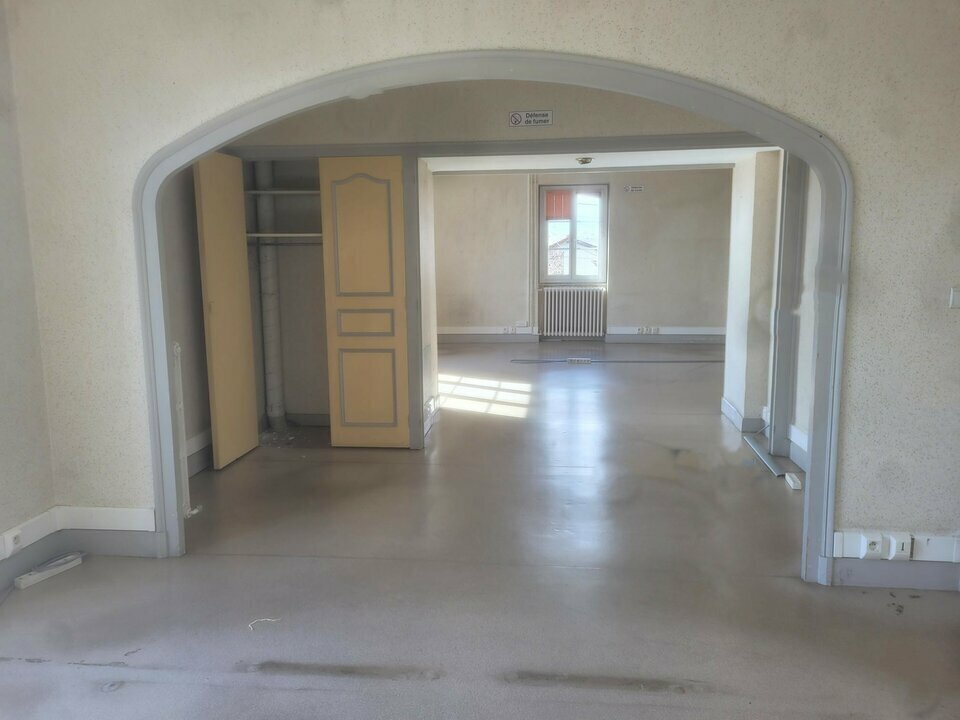 Office in Belleville-en-Beaujolais for lease Interior Photo- Image 1 of 4