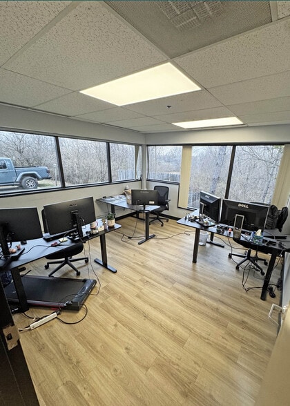 27600 Northwestern Hwy, Southfield, MI for lease - Interior Photo - Image 3 of 8