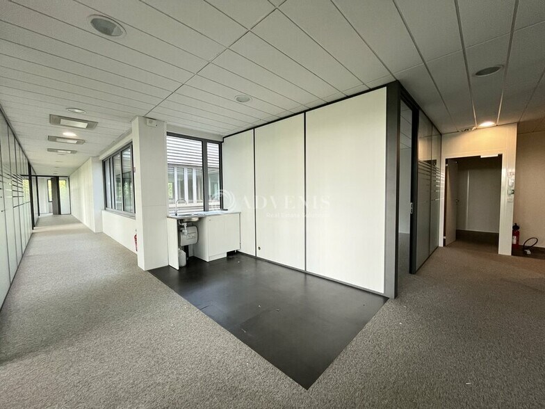 Office in Roissy En France for lease - Interior Photo - Image 3 of 10
