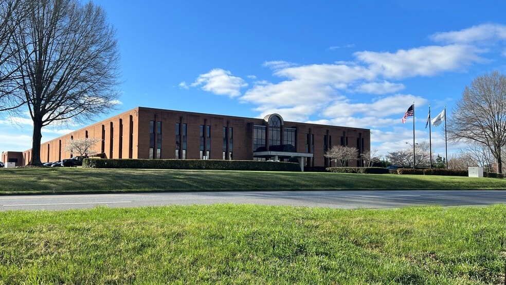3315 Old Forest Rd, Lynchburg, VA for sale - Primary Photo - Image 1 of 8