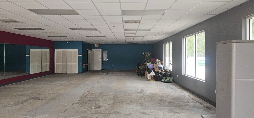 2405 E Graves Ave, Orange City, FL à louer - Photo du bâtiment - Image 2 de 8