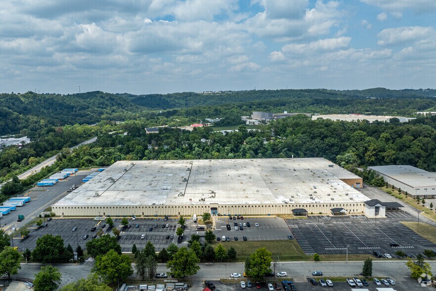 2250 Roswell Dr, Pittsburgh, PA à louer - Photo du bâtiment - Image 1 de 15