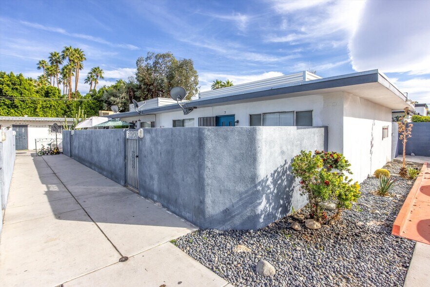 238 S Saturmino Dr, Palm Springs, CA à vendre - Photo du bâtiment - Image 3 de 25