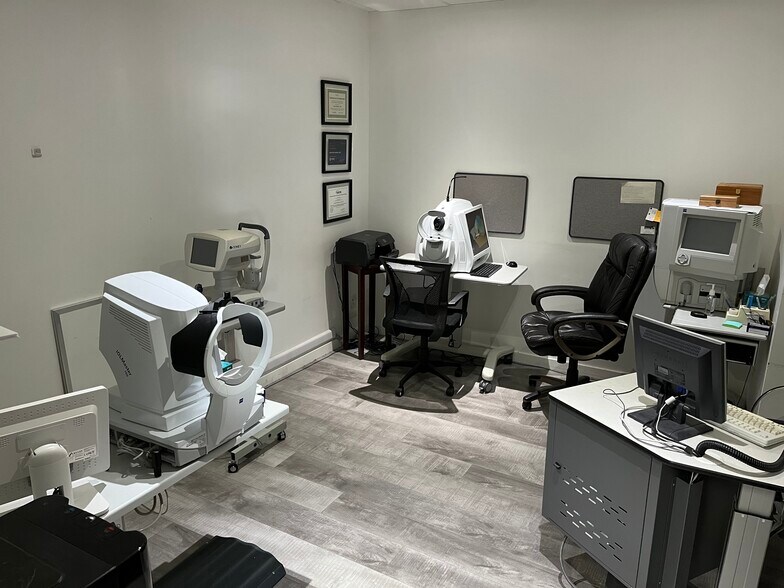 10884 Santa Monica Blvd, Los Angeles, CA à louer - Photo intérieure - Image 1 de 10