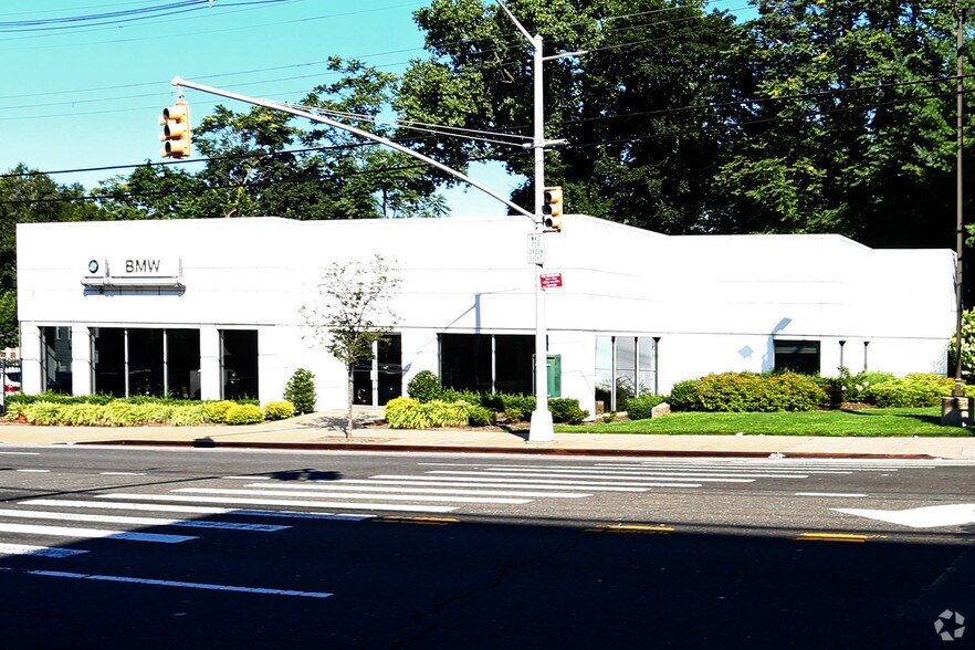 24721 Northern Blvd, Little Neck, NY à louer - Photo du bâtiment - Image 2 de 3