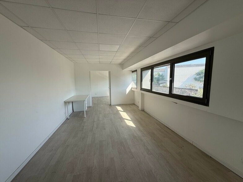 Industrial in Villeneuve La Garenne for lease - Interior Photo - Image 2 of 8
