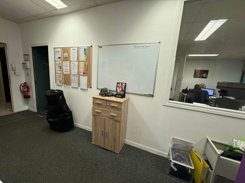 Office in Le Petit-Quevilly for lease - Interior Photo - Image 3 of 10