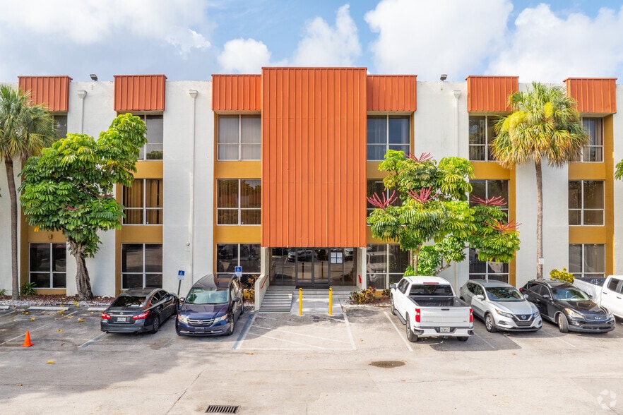 540 NW 165th St, Miami, FL for lease - Building Photo - Image 2 of 11