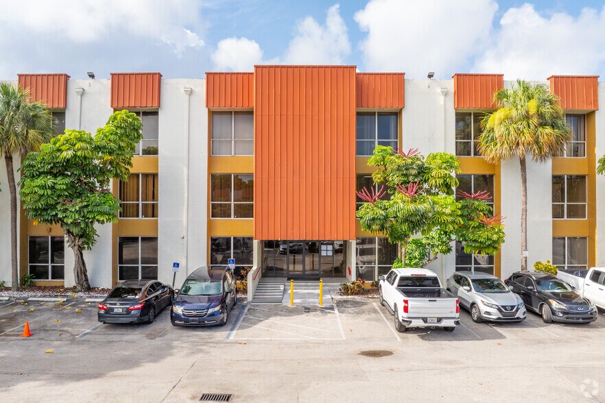 540 NW 165th St, Miami, FL à louer - Photo du bâtiment - Image 2 de 11