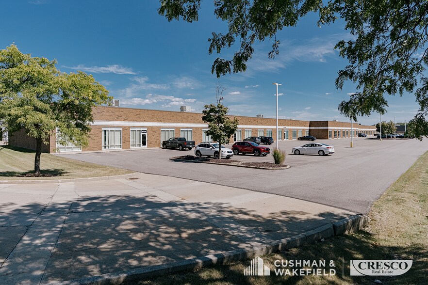 6551-6571 Cochran Rd, Solon, OH à louer - Photo du bâtiment - Image 2 de 3
