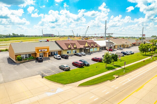 Plus de détails pour 750-768 Center Point Rd, Hiawatha, IA - Bureau/Médical, Commerce de détail à louer