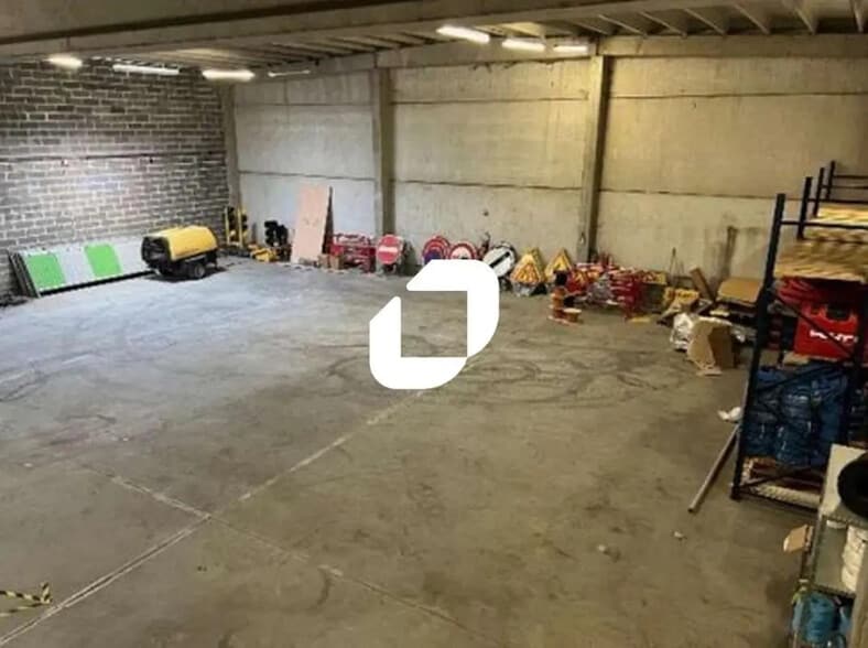 Office in Fretin for lease - Interior Photo - Image 2 of 9