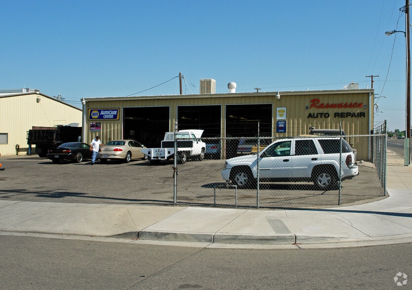 (4) Freestanding Industrial Buildings portfolio of 4 properties for sale on LoopNet.ca - Primary Photo - Image 2 of 3