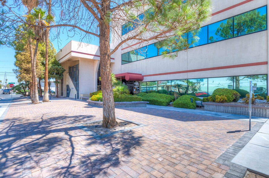 1100 E Bridger Ave, Las Vegas, NV à louer - Photo du bâtiment - Image 3 de 8