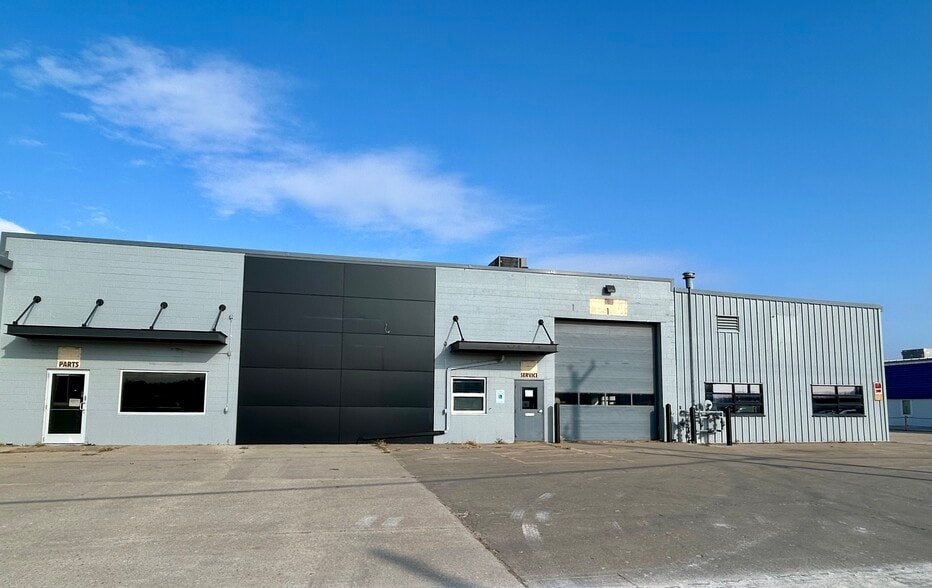 207 Causeway Blvd, La Crosse, WI for sale - Building Photo - Image 2 of 35